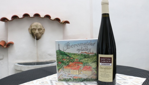 Buchen Sie Hier: Flasche Wein gratis und traditionelle tschechische Kekse als Geschenk